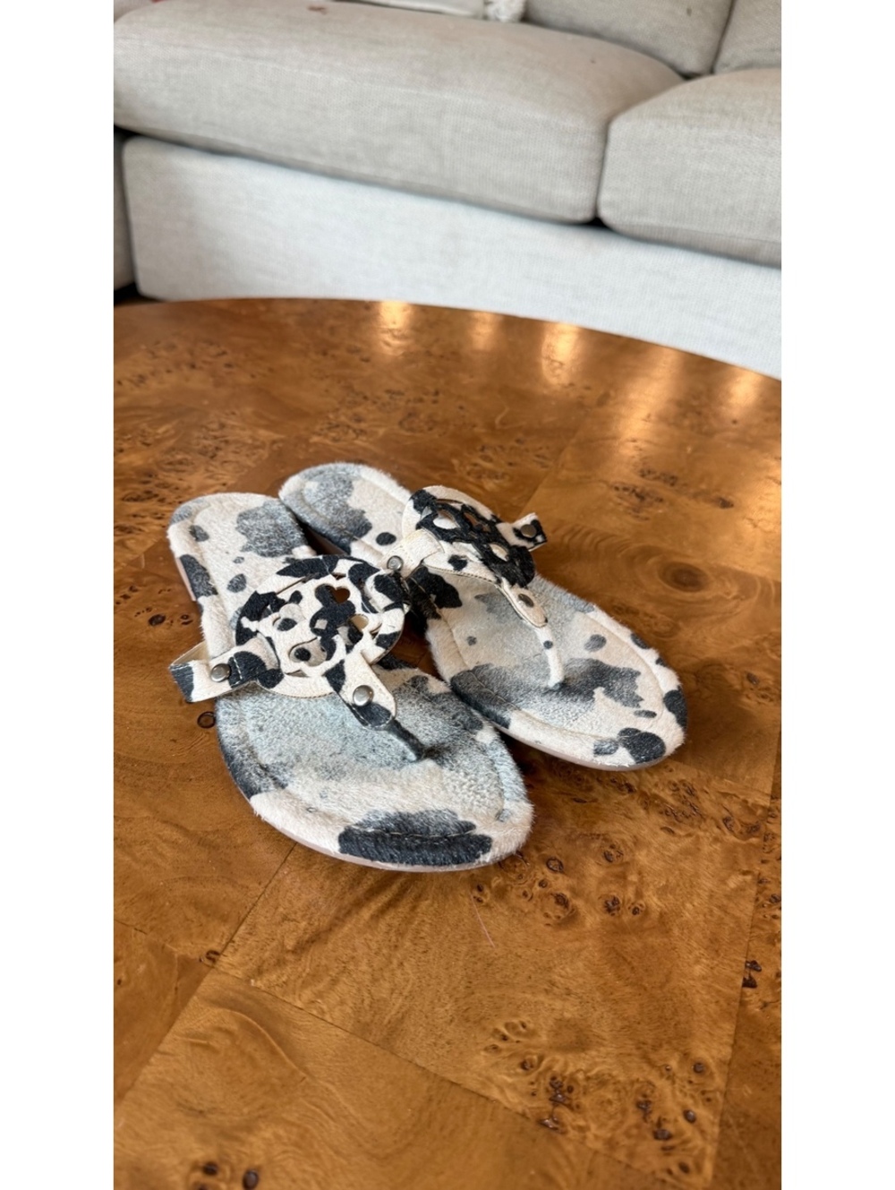 Everglades Women's Black and White Cow Patterned Thong Sandals Size 8